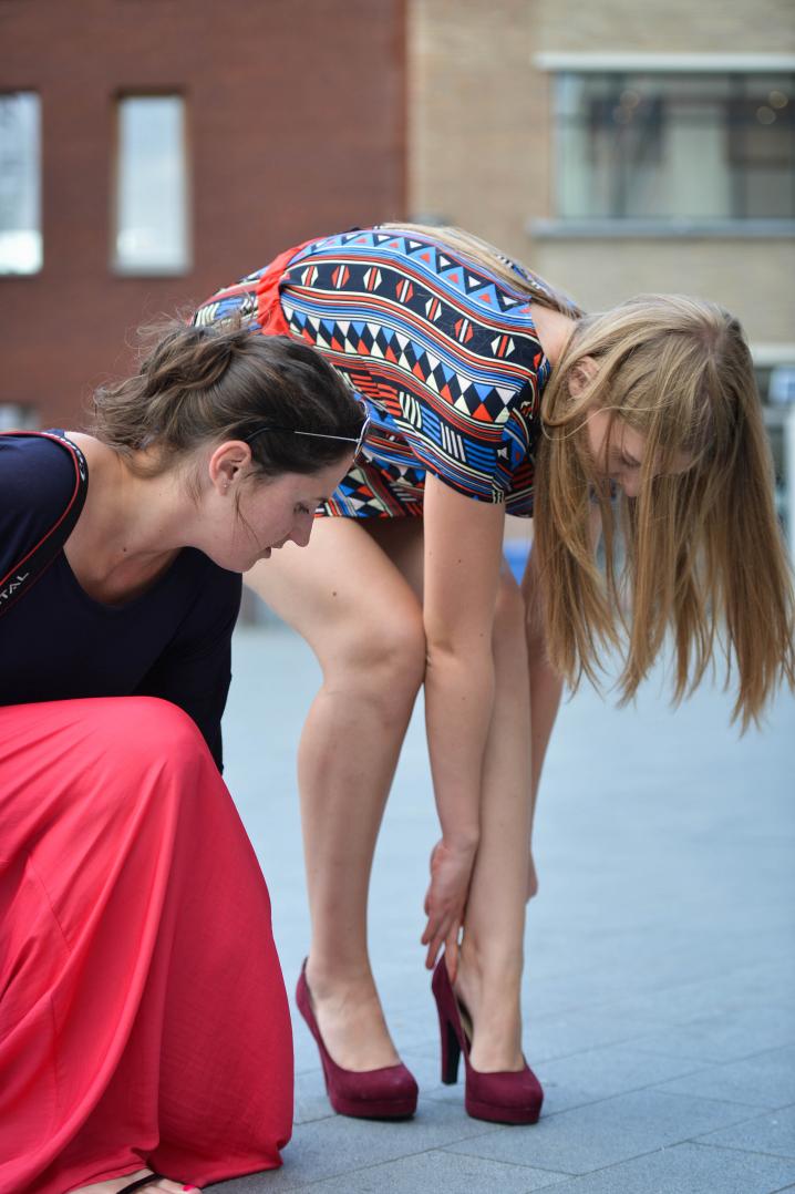 Lezeres Elien trekt haar hoge hakken aan