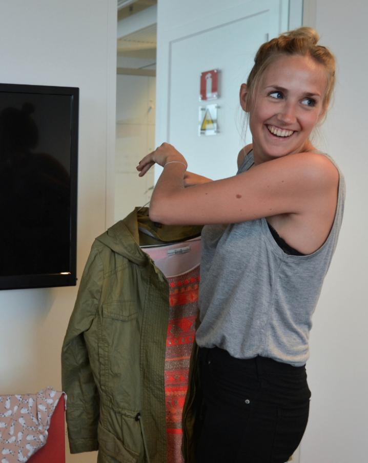 Redactrice Kristin helpt outfits kiezen
