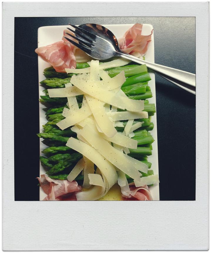 Luxe: groene asperges met pecorino en pancetta.
