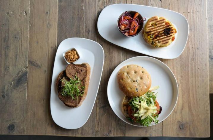 Wat zijn wij blij als het middag is: dat betekent lunchen in het Petit Café. Bon appétit! 