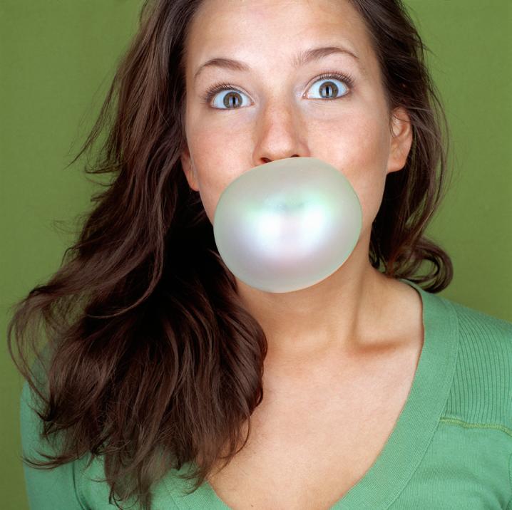 Faire une bulle avec son chewing-gum