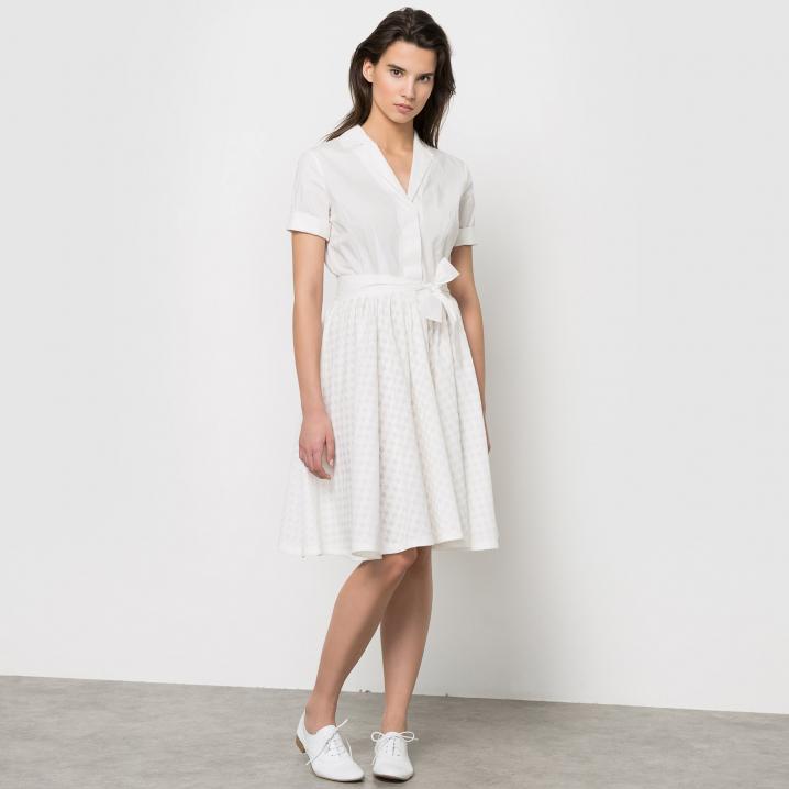 Witte jurk met geknoopte riem