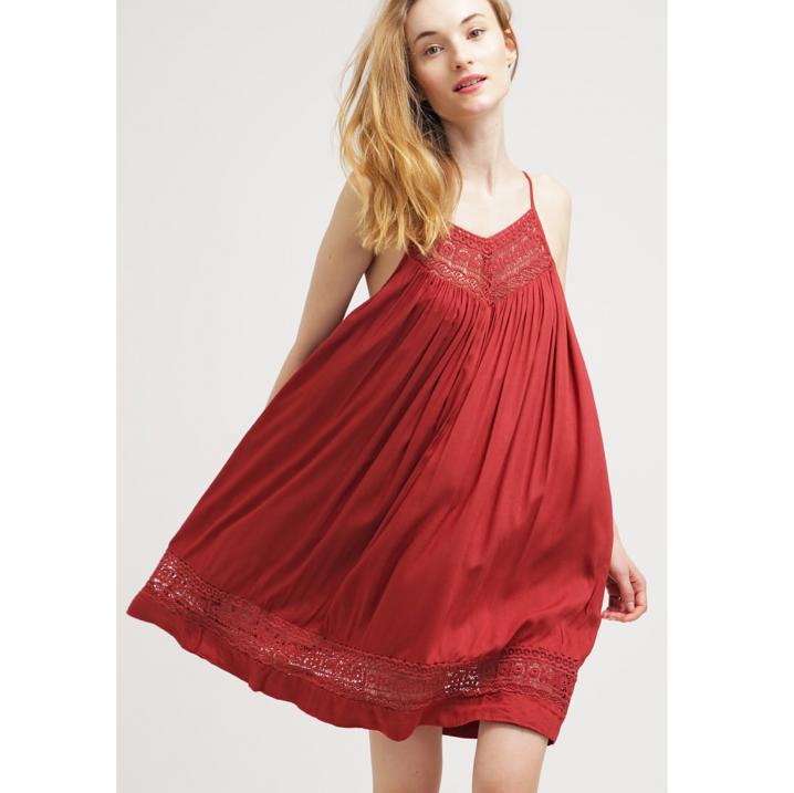 Rode jurk met transparante details