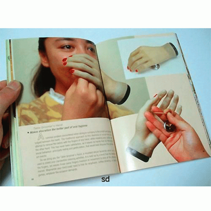 "Subtiel": zo'n fake hand dat moet verbergen dat je met een tandenstoker tussen je tanden zit.