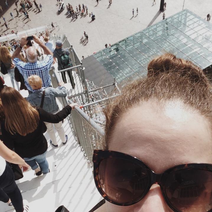 Selfie en haut de l'escalier de Winy Maas