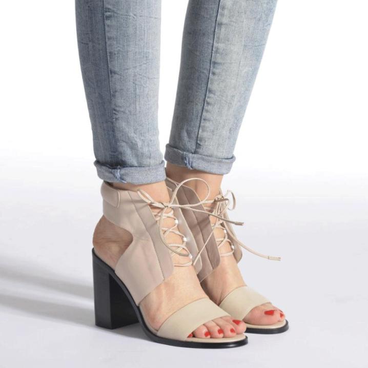 Nude sandalen met brede hak