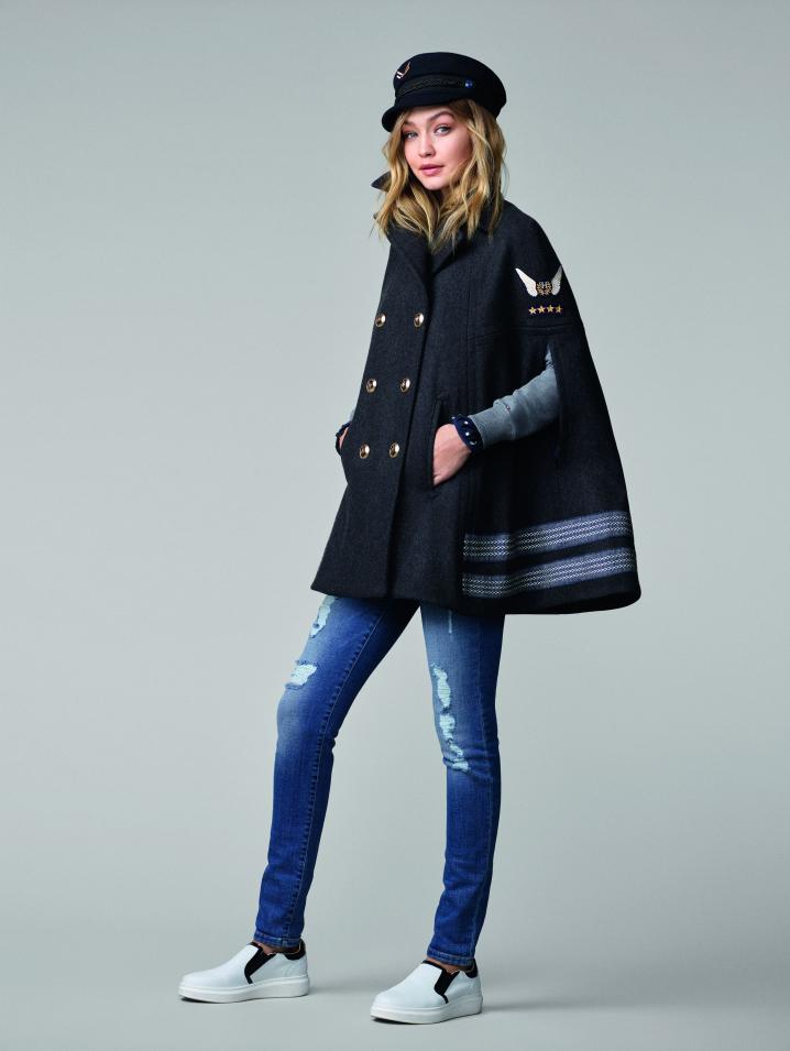 Marineblauwe cape + ripped jeans