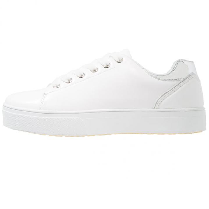 Witte sneakers