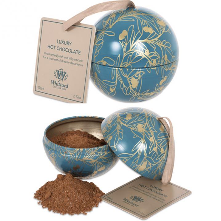 Luxueuze chocolademelk in een kerstbal