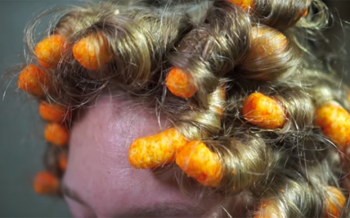 Je haren krullen met Cheetos