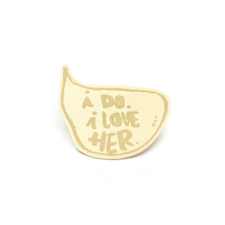Gouden broche met opschrift 'I Do Love Her'