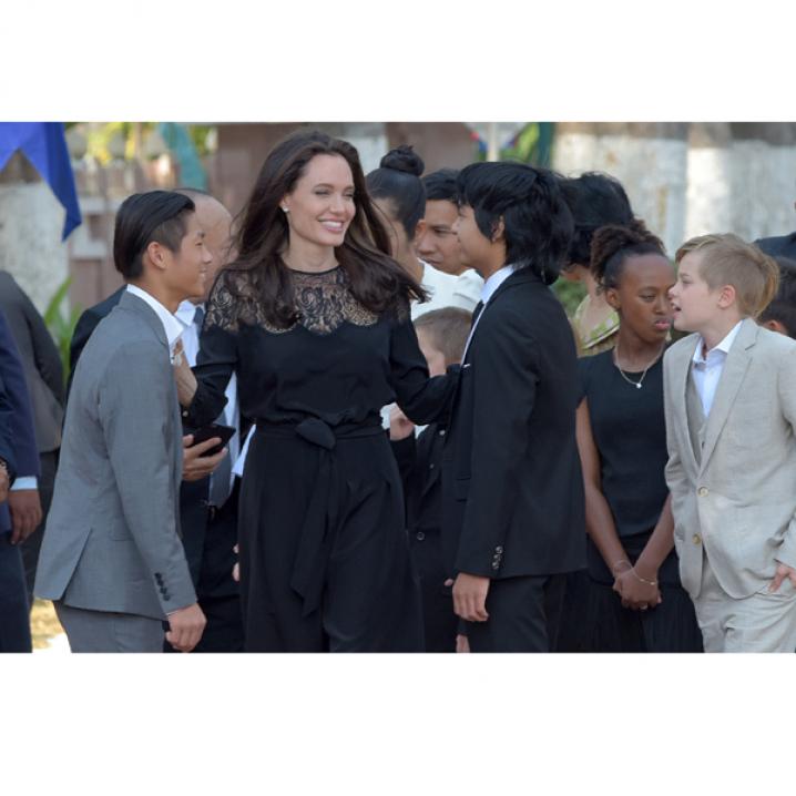 Angelina Jolie met haar kroost in Cambodja