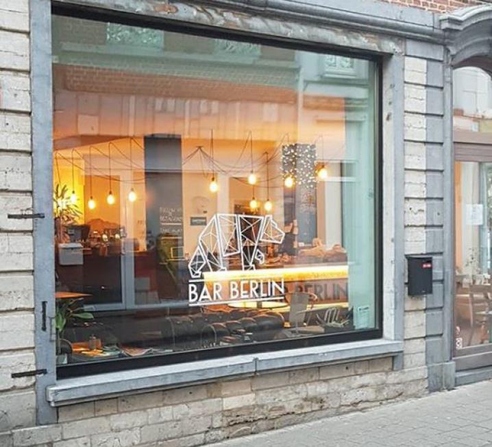 Koffiebar Bar Berlin in Leuven hippe Berlijnse sfeer en coconut latte