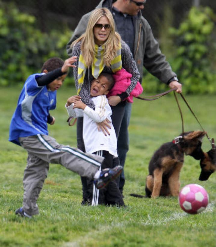 Heidi Klum takes her kids and dogs to a park