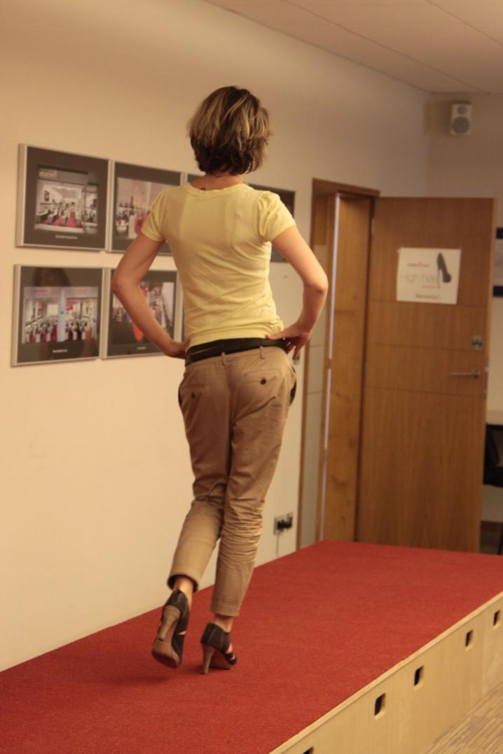 cours marcher en talons (47).JPG