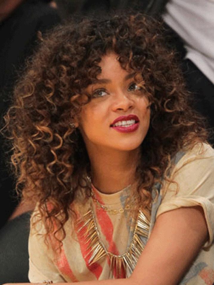 Rihanna a dà©jà  changà© pour une crinià¨re afro brune et blonde