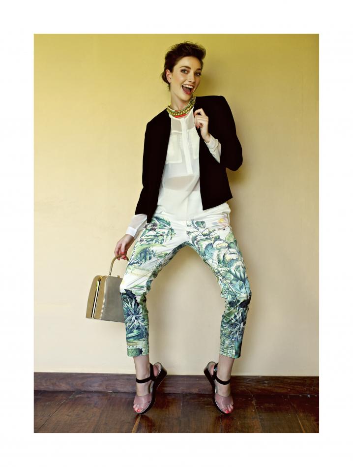 Un pantalon 7/8e à imprimé exotique