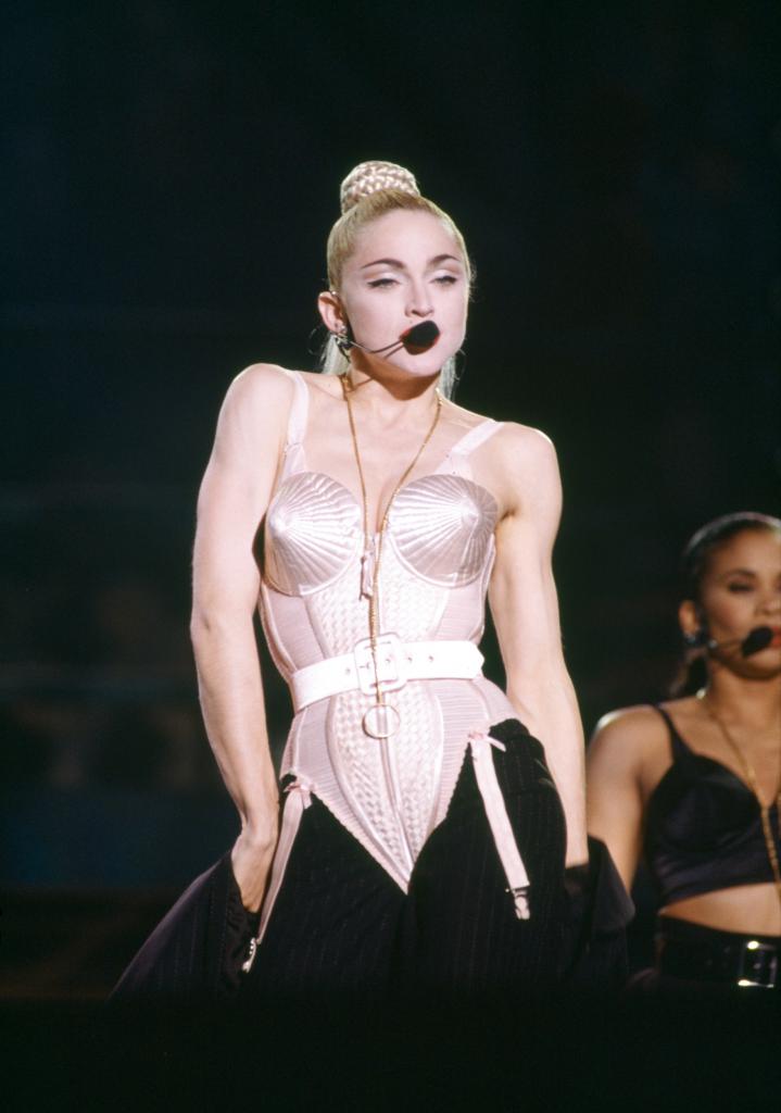 Madonna maakte het korset met puntbeha van Jean Paul Gaultier onsterfelijk tijdens de Blond Ambition Tour van 1990. 