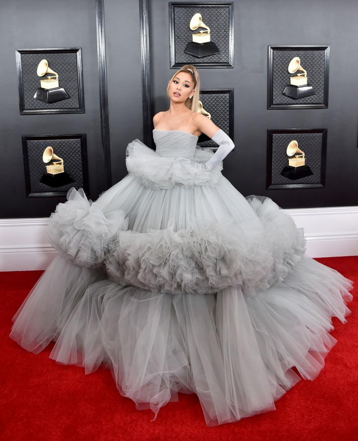 Wijzerplaat Familielid Vier ZIEN: Ariana Grande was met haar jurk de ster van de Grammy Awards