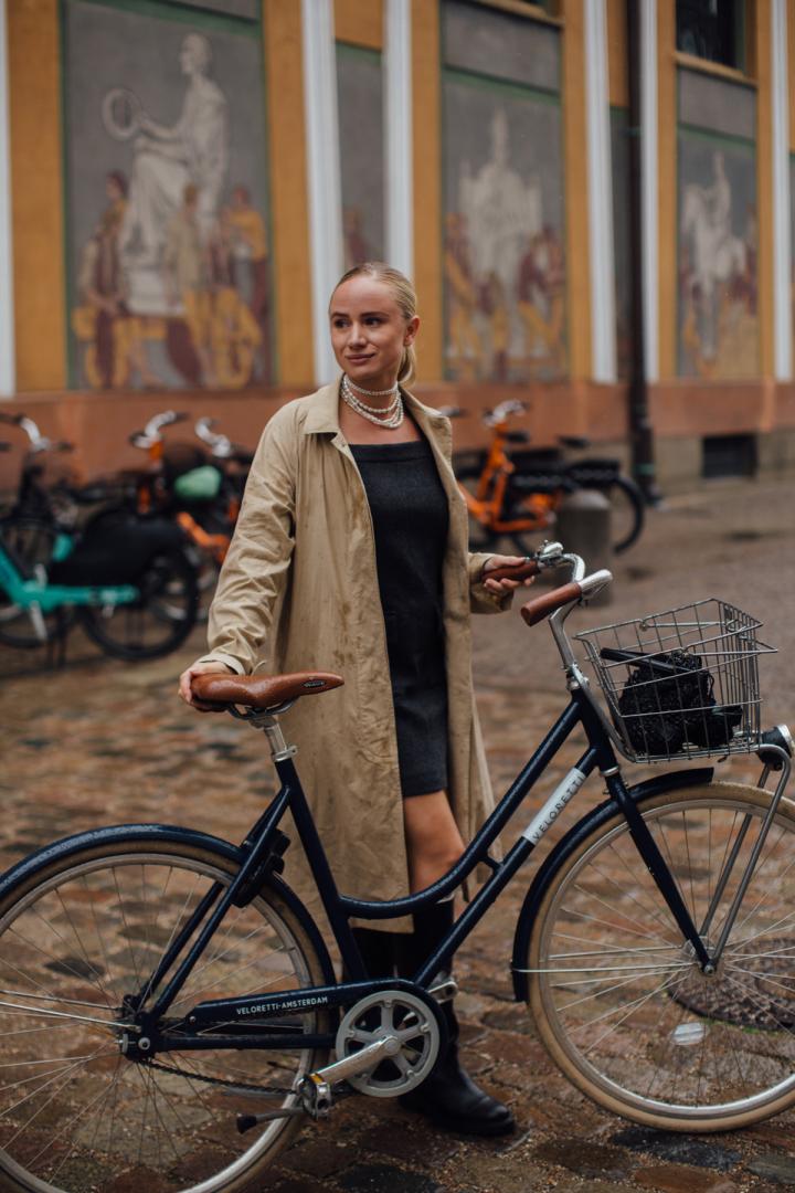regenweer met trenchcoat en korte jurk 