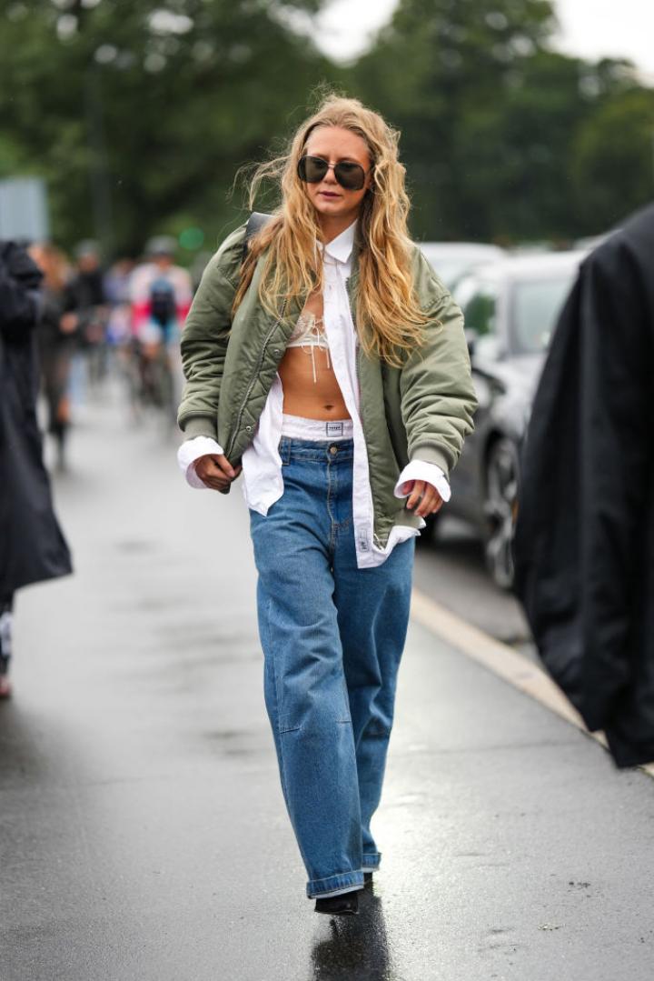 onderbroek met bomber en sportieve beha in lingerie als outfit look