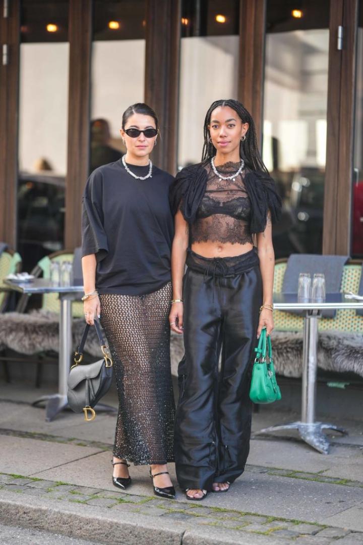 kanten beha onder een see-through top lingerie als outfit