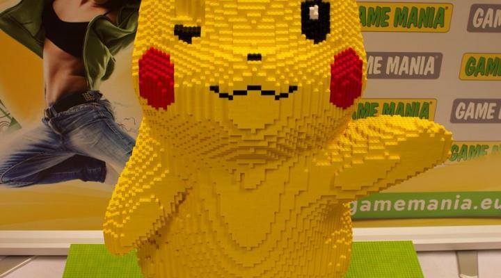 lego pikachu staand