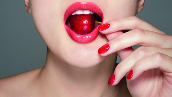 Beautytip: verleidingstruc met lipstick en kersensteel Beautytip: verleidingstruc met lipstick en kersensteel