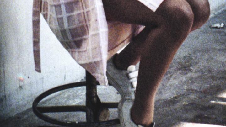 5 looks die je kan dragen met sneakers 5 looks die je kan dragen met sneakers