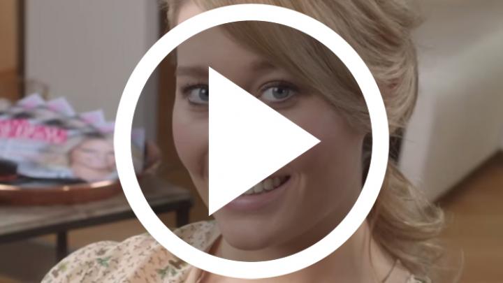 Video: klassiek opgestoken haar in 5 stappen Video: klassiek opgestoken haar in 5 stappen