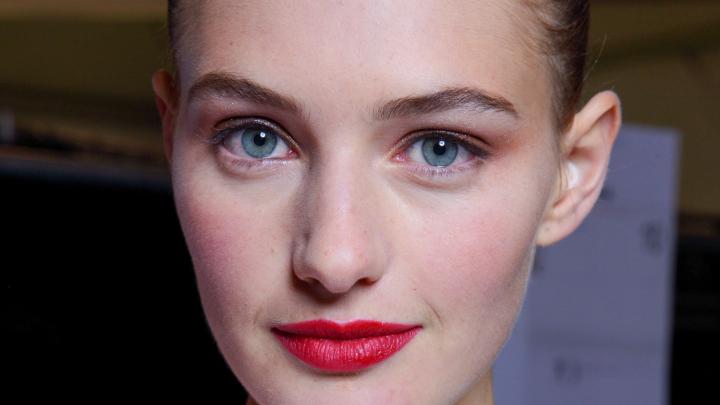 De look voor deze zomer: gedurfd felle lippen De look voor deze zomer: gedurfd felle lippen