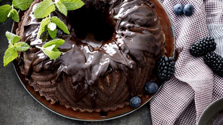 Zoet chocoladedessert: tulband met fruit Zoet chocoladedessert: tulband met fruit