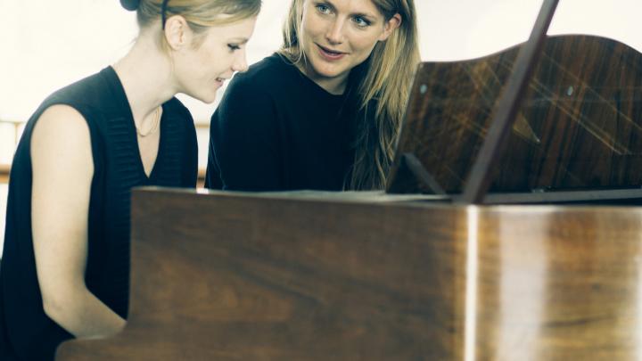 Charlotte Vandermeersch spreekt met Trixie Whitley Charlotte Vandermeersch spreekt met Trixie Whitley