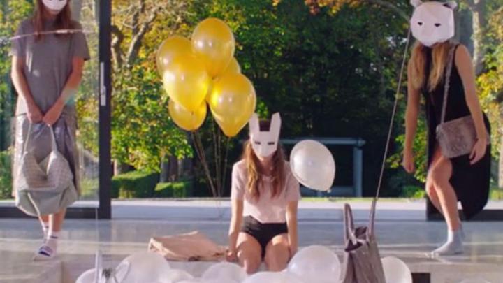 Clio Goldbrenner toont nieuwe collectie in coole video Clio Goldbrenner toont nieuwe collectie in coole video