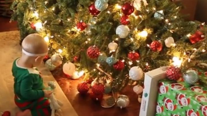 Zo is Kerstmis met een baby in huis écht Zo is Kerstmis met een baby in huis écht
