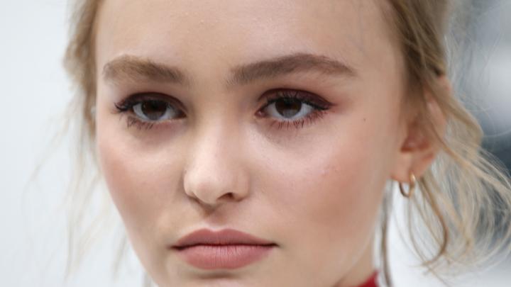 Lily-Rose - dochter van - Depp voor allereerste keer op magazinecover Lily-Rose - dochter van - Depp voor allereerste keer op magazinecover