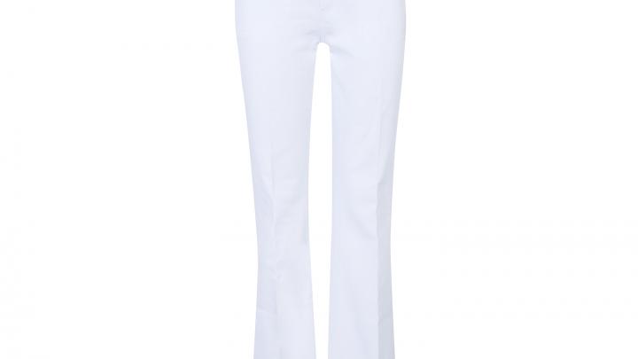 Must-buy: de witte bootcut jeans Must-buy: de witte bootcut jeans