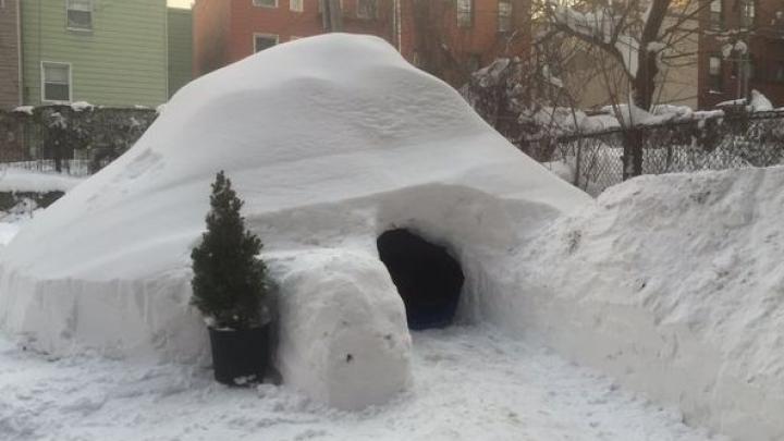Man bouwt iglo in New York en plaatst hem op Airbnb Man bouwt iglo in New York en plaatst hem op Airbnb