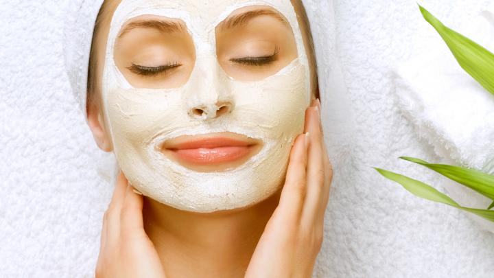 Zo geef je je gezicht een mini-facial Zo geef je je gezicht een mini-facial