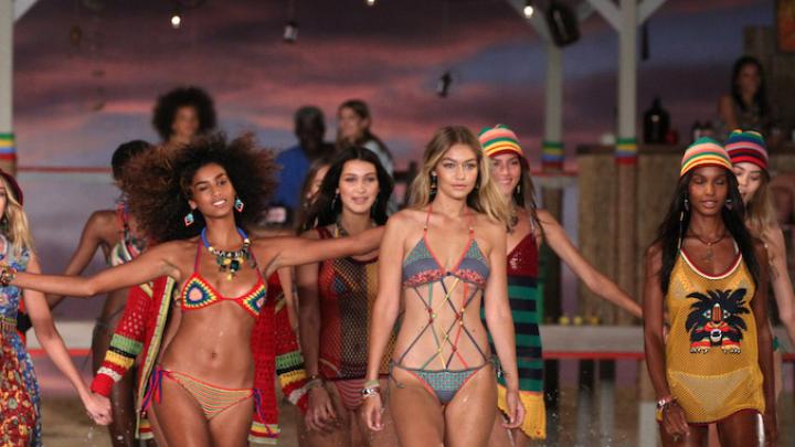 Bekijk hier om 17u de runwayshow van Tommy Hilfiger Bekijk hier om 17u de runwayshow van Tommy Hilfiger