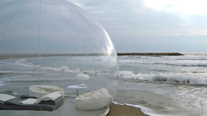 Slapen onder de sterren in deze bubbeltent Slapen onder de sterren in deze bubbeltent