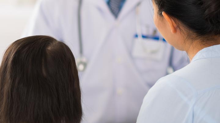 Moeder laat tweejarige dochter met botox behandelen Moeder laat tweejarige dochter met botox behandelen