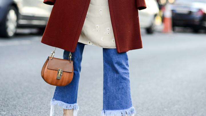 De trend van de water-in-de-kelder jeans De trend van de water-in-de-kelder jeans