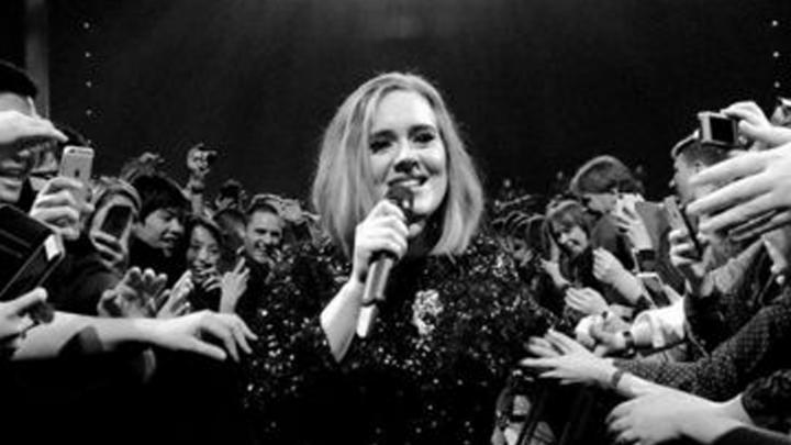 Prachtig: Adele draagt 'Make you feel my love' op aan Brussel Prachtig: Adele draagt 'Make you feel my love' op aan Brussel