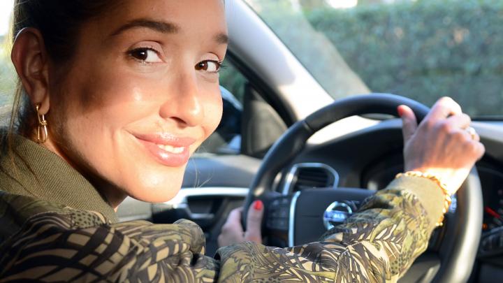 Zo brengt Tiany Kiriloff make-up aan in de auto Zo brengt Tiany Kiriloff make-up aan in de auto