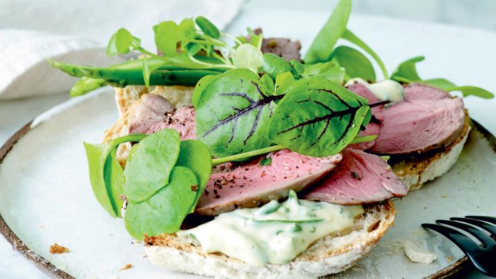Brunch op zondag: boterham met lamsbout en rozemarijnmayonaise Brunch op zondag: boterham met lamsbout en rozemarijnmayonaise
