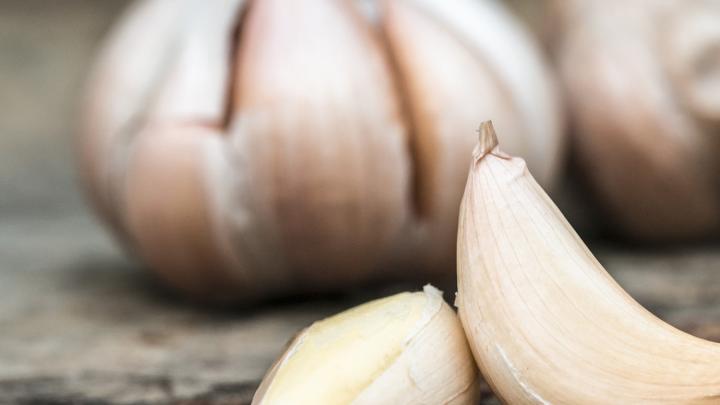 Waarom je knoflook nooit mag bakken Waarom je knoflook nooit mag bakken