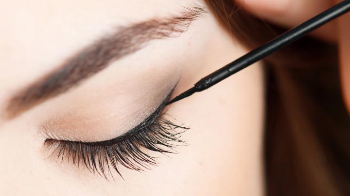 Met dit vreemde trucje lukt je winged eyeliner altijd Met dit vreemde trucje lukt je winged eyeliner altijd