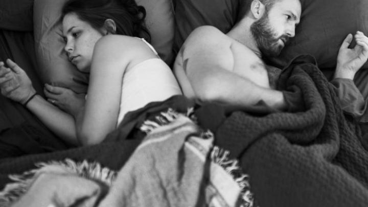 5 redenen waarom je je smartphone beter nooit meeneemt in je bed 5 redenen waarom je je smartphone beter nooit meeneemt in je bed