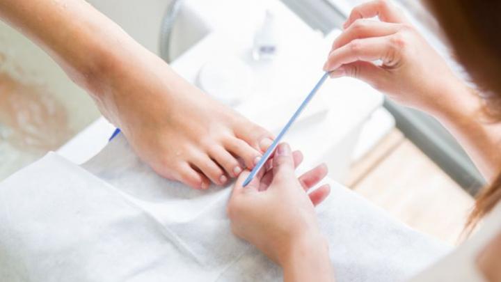 De jolis pieds avec une pédicure maison De jolis pieds avec une pédicure maison